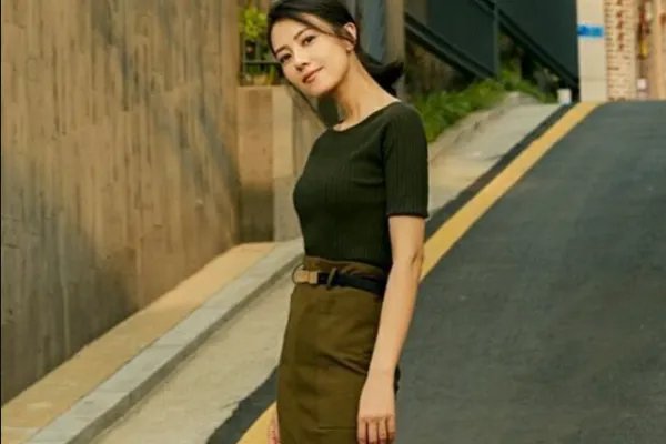 在秋天的时候，黑色针织衫应该配什么款式的下装会显得很有活力？