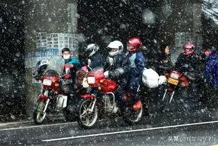 有些农民工日薪三四百,为何骑摩托车回家过年,而不坐飞机呢?