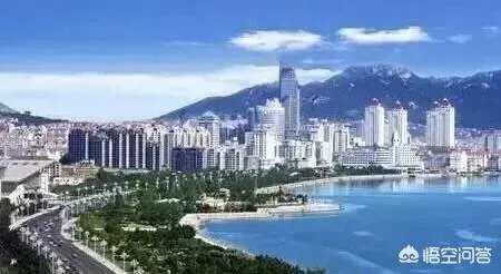 一家三口到威海旅游三天，有哪些景点、住宿和美食值得推荐？