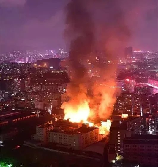 昆明呈贡一仓库起火了,导致其起火的原因是什么?