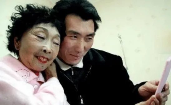 当年声称自己不后悔，娶了60岁整容老太的25岁小伙子，现在怎样了？