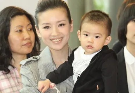 董洁儿子照片曝光 网友赞呆萌可爱