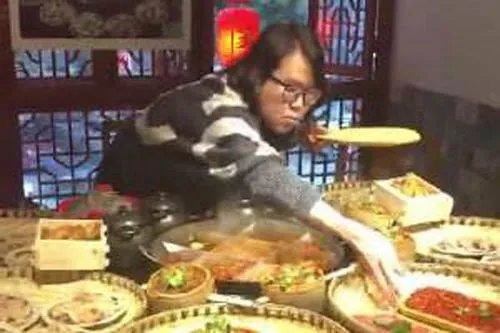 大胃王吃播会给我们带来哪些负面影响？