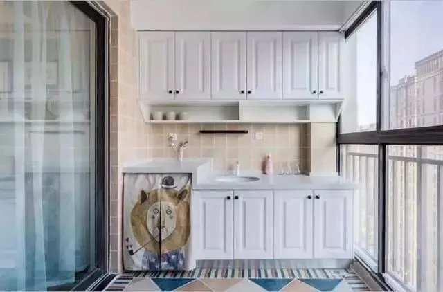 原来阳台要这样装,一下解决两个问题,洗衣、收纳两全其美!