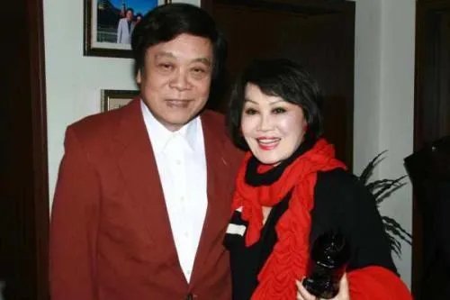 赵忠祥豪宅曝光，鱼池大到堪比游泳池，字画估值5亿，他究竟有多壕？