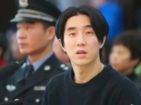 房祖名美国被扣车，为何一句“我爸是成龙”就被立即释放？