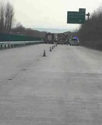 如何看待黑龙江鹤大高速宁安段一运钞车追尾挂车,究竟是人为还是事故?