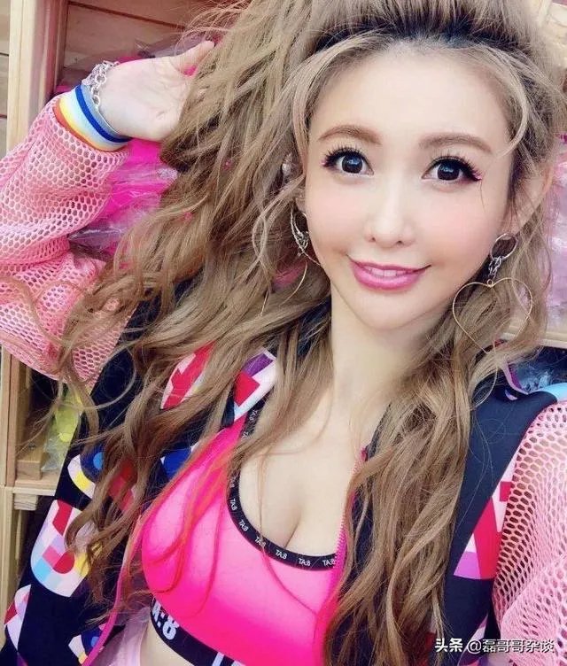 蝴蝶姐姐曾在综艺上与罗志祥有不得体动作，周扬青整容前长相一般，差距巨大，你觉得呢？