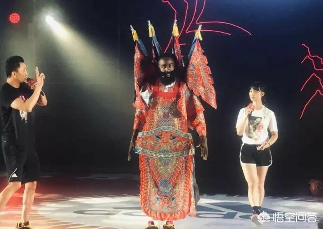 哈登与小朋友比三分惨负。网友盛赞哈登人品好,主动让球,还给小朋友送鞋。如何评价?