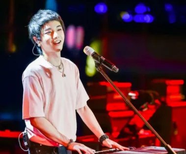 一件事情华晨宇也在微博里面阐述了一个这个女儿真的是非常的可爱