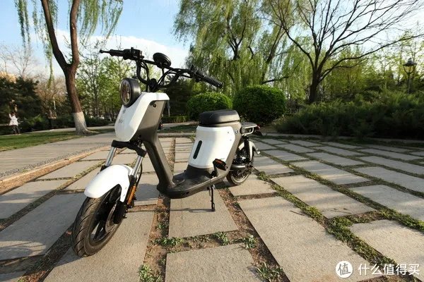 评测 篇一：新国标电动自行车实测，实力选手小牛电动US