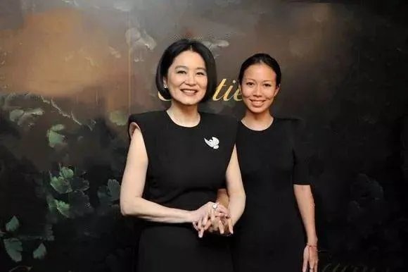 邢嘉倩31岁似少女,难不成颜值胜过继母的亲闺女?