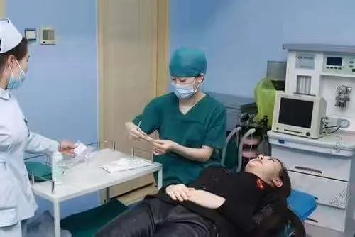 马丽娟承认女儿整容,过度整容对身体有何伤害?