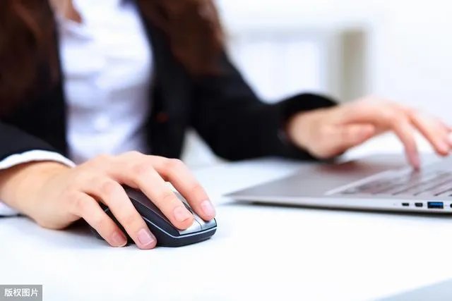 微信请假领导没回，女子旅游5天后归来被开除，你觉得谁对谁错？