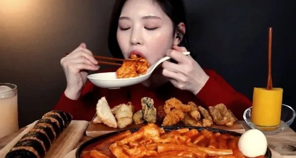 大胃王吃播会给我们带来哪些负面影响？