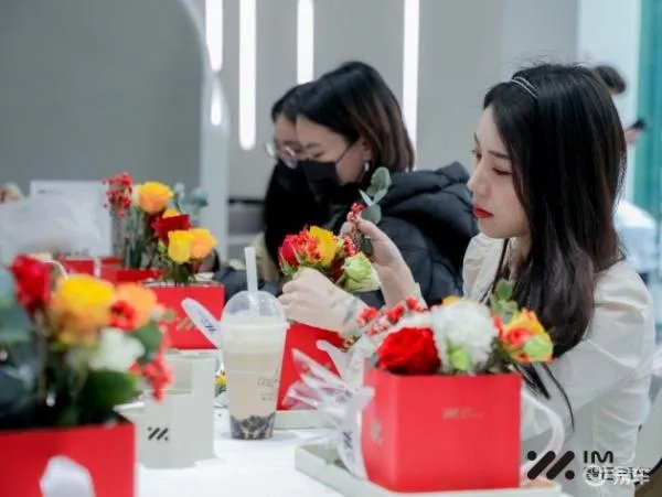 智己汽车体验中心(杭州城西银泰城)开业迎新