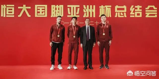 冯潇霆被恒大下放至预备队后，众多体坛大佬纷纷为其鸣不平，这种抱团方式你怎么看？