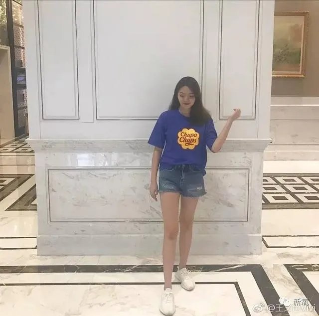 王中磊闺女晒长腿照，娱乐圈大佬们的千金都长什么样？