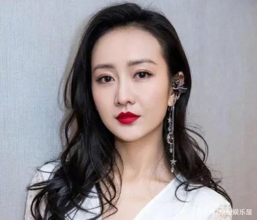 王鸥被小鲜肉探班，两人酒店过夜后挽手出门，是恋情曝光了吗？