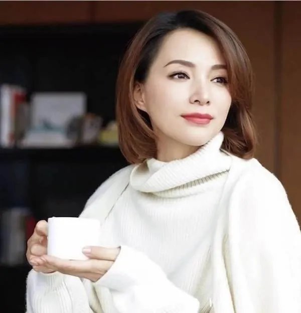 如何评价董卿的长相?