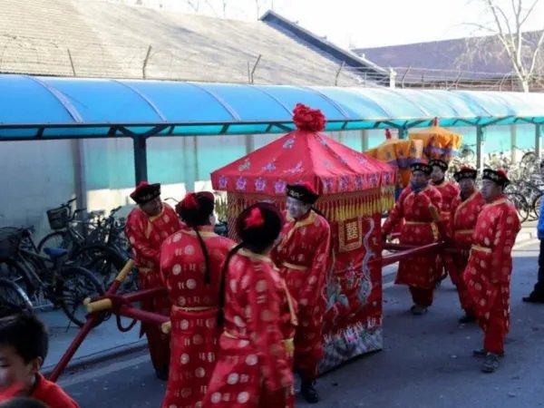 成都小伙接亲要先打麻将,你还知道哪些奇葩的接亲规定?