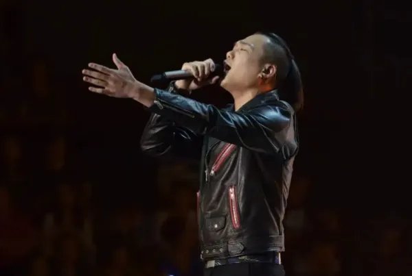 耿斯汉为什么会被称为“摇滚骑士”？他的音乐有什么特点？