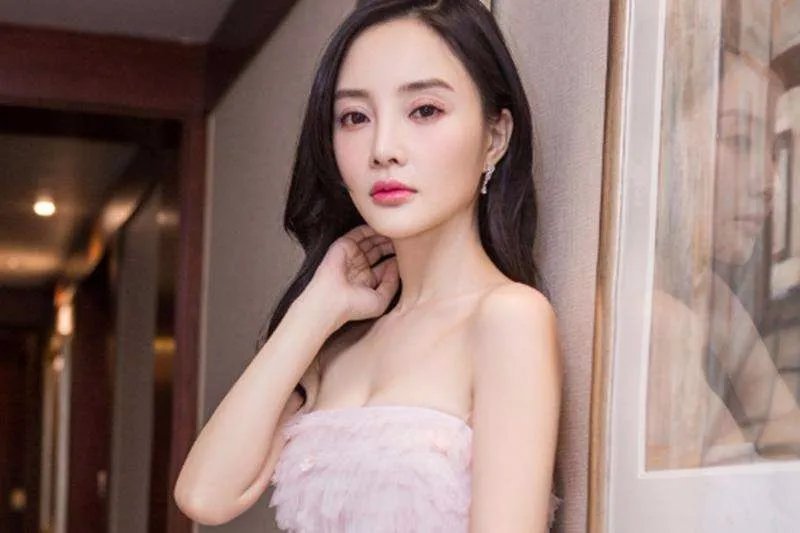 李小璐为甜馨庆生,贾乃亮公开回应了什么让网友们“哗然”?