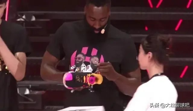 哈登与小朋友比三分惨负。网友盛赞哈登人品好,主动让球,还给小朋友送鞋。如何评价?