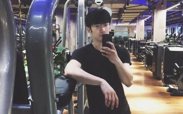 刘芮麟和女粉丝聊天，你能接受自己的男友跟别的女生聊天么？