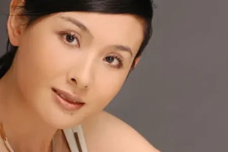 程莉莎的年龄是多少？