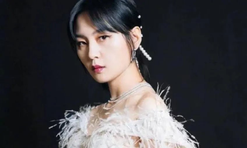 周笔畅在金鹰节颁奖晚会上献唱，你觉得她此次造型怎么样？