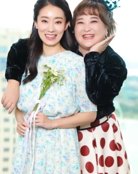 张小斐罕见晒自拍,一身休闲装配微卷发好显嫩,你认为呢?