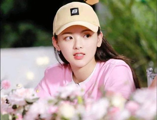 杨超越造句龙丹妮长得不行，和老板吵架第一名是怎么回事？