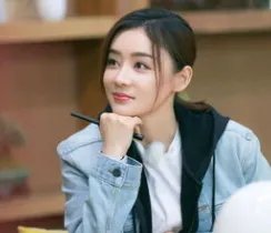 他苦追袁姗姗四年，后与王鸥订婚，还是杨幂同学，他究竟是谁？