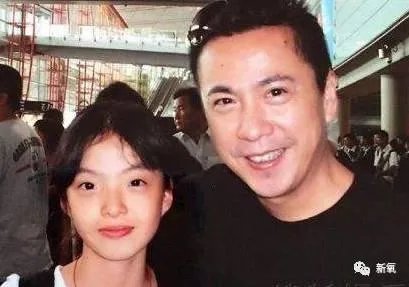 王中磊闺女晒长腿照，娱乐圈大佬们的千金都长什么样？