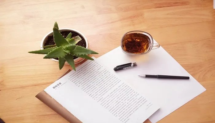 in the charge of和in charge of有什么区别