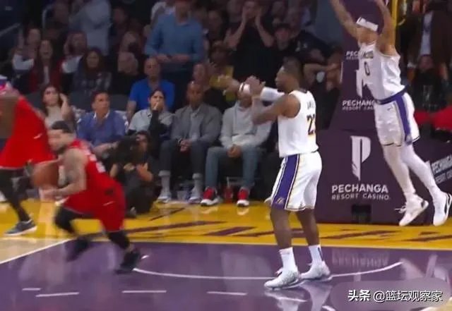 湖人关键追分时刻明显被猛龙打手犯规，为什么湖人不申请挑战裁判的吹罚？你怎么看？