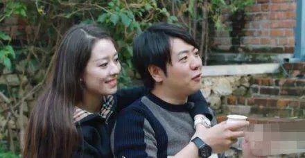 吉娜不顾镜头的存在躺入郎朗怀里,她的哪些举动让我们很吃惊?