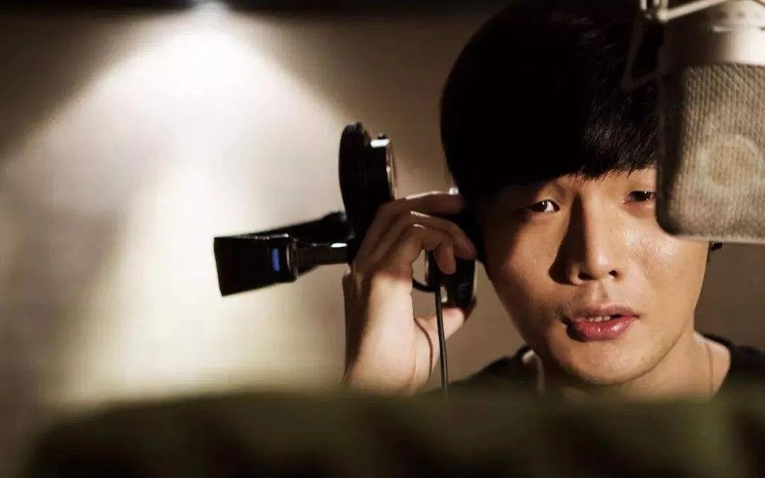 有网友发文说“被前男友祸害得听到李荣浩就想吐”，李荣浩是如何回复的？