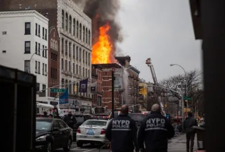 桂林一小区发生火灾，民房起火该如何自救？