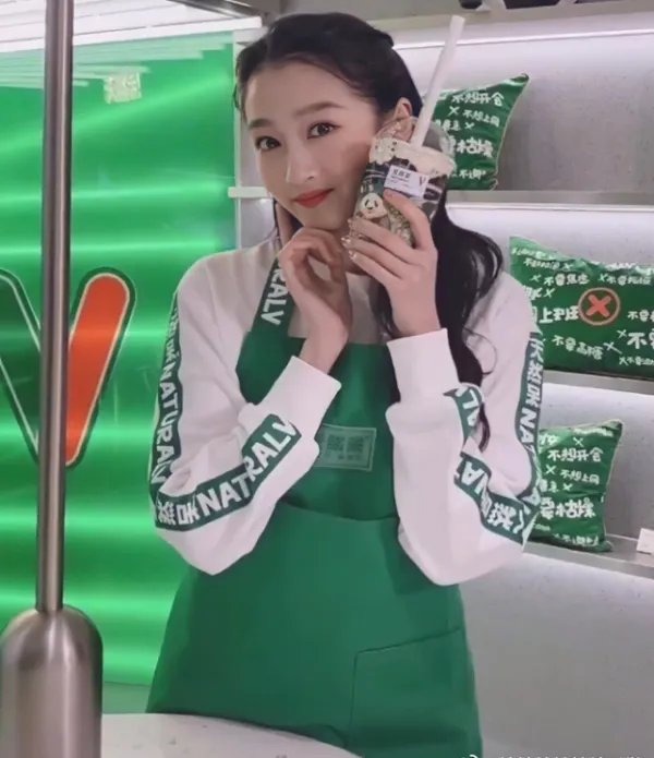 关晓彤奶茶店出事，工作室回应惹众怒，网友评论直接打脸，发生了什么？