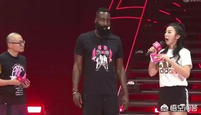 哈登与小朋友比三分惨负。网友盛赞哈登人品好,主动让球,还给小朋友送鞋。如何评价?