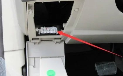 新福克斯三厢车的obd接口位置图片