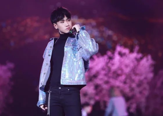 汪苏泷被曝与美女在餐厅拥吻，女方是什么身份？