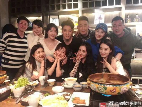 他苦追袁姗姗四年，后与王鸥订婚，还是杨幂同学，他究竟是谁？