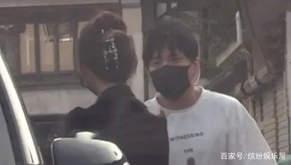 王鸥被小鲜肉探班，两人酒店过夜后挽手出门，是恋情曝光了吗？