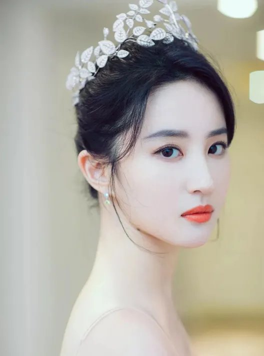 刘亦菲为唐嫣庆生，两人的友谊是真情还是作秀？