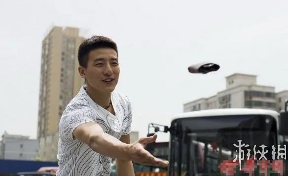 西安公交车现最帅售票员 颜值爆表似吴彦祖走红网络