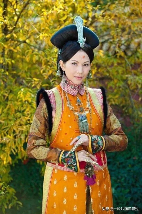 蔡少芬挺孕肚跟张晋回老家，为何46岁高龄拼生三胎？