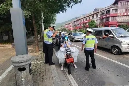 山东泰安一轿车撞上4辆电动车，此事故是否有人员伤亡的情况？